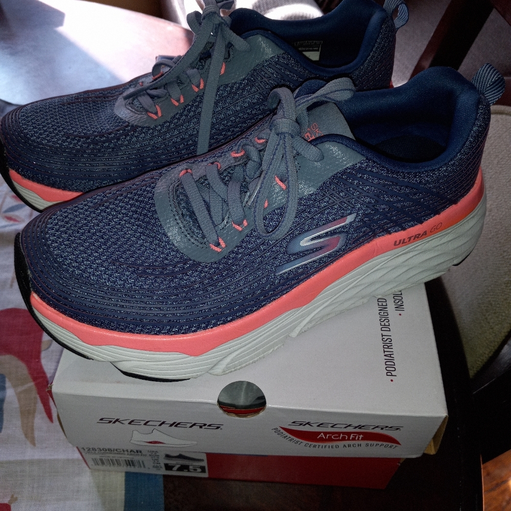 Sketchers Ultra Go Cushioned Size:7.5 Color:Blue,Pink,White